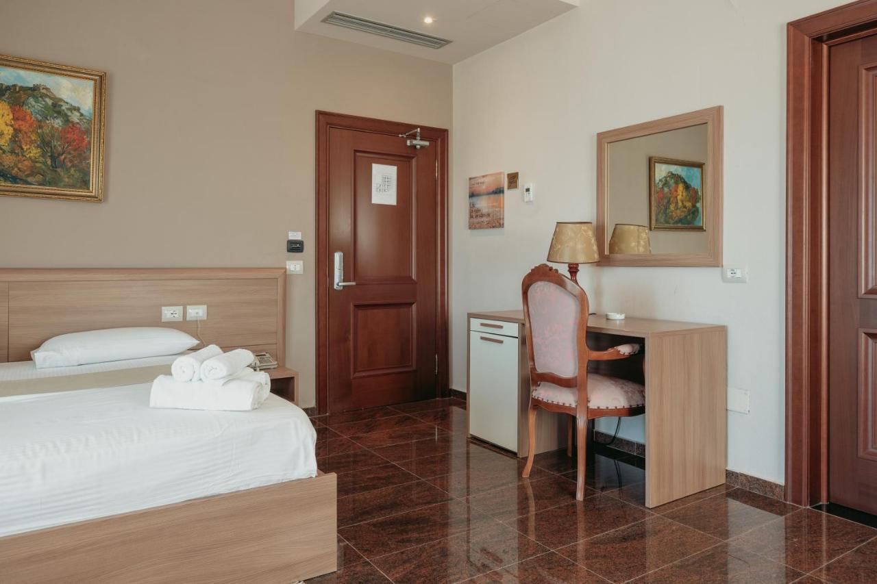 Fishta Hotel & Apartments เวลิโปเยอ ภายนอก รูปภาพ